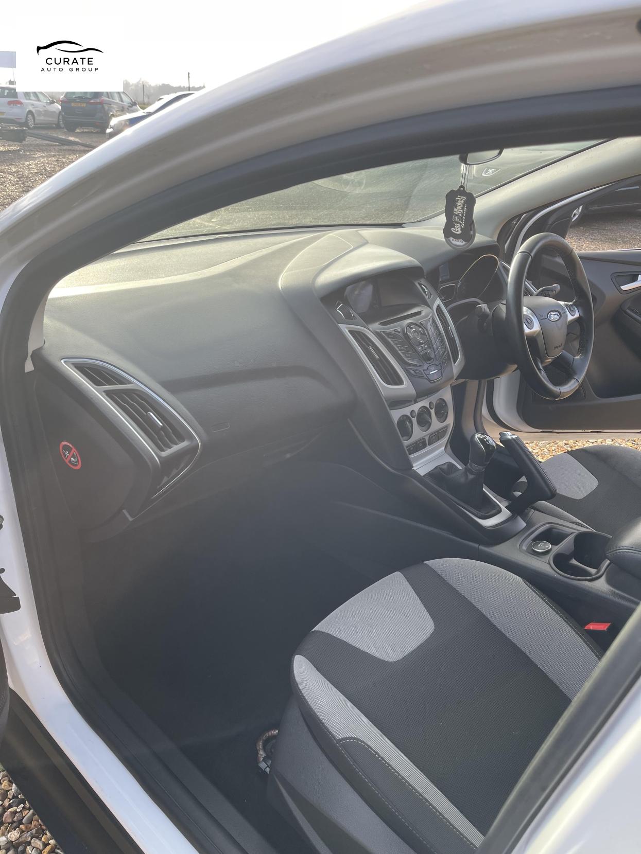 Ford Focus 1.0T EcoBoost Zetec Navigator Hatchback 5dr Petrol Manual Euro 5 (s/s) (100 ps)